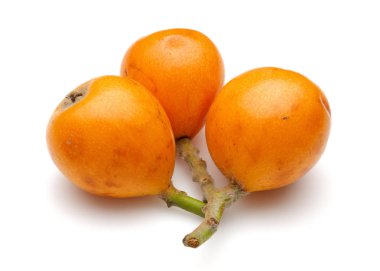 Olgun loquat meyve yığını beyaz izole