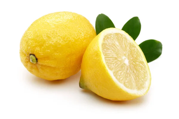 葉を分離した新鮮な黄色のレモンフルーツ — ストック写真