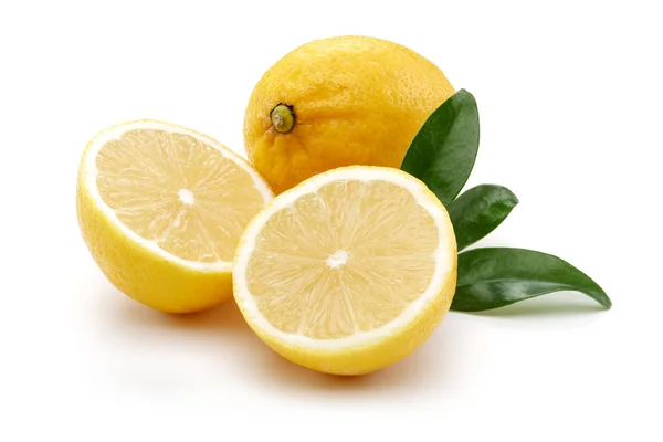 잎이 분리 된 신선한 노란색 레몬 과일 — 스톡 사진