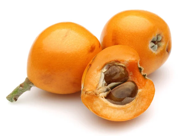 Frutos de níspero maduro medio y entero aislados sobre blanco —  Fotos de Stock