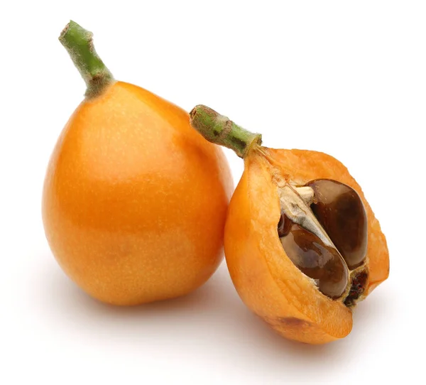 Frutos loquat maduros inteiros e meio isolados em branco — Fotografia de Stock