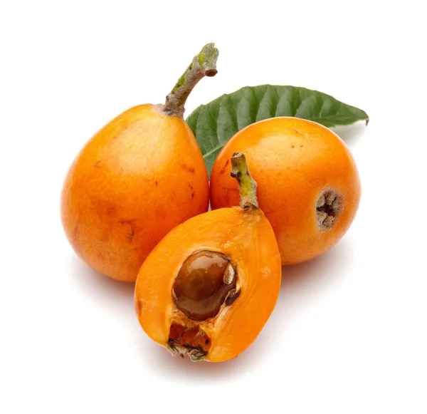 Frutti loquat maturi interi e metà isolati su bianco — Foto Stock