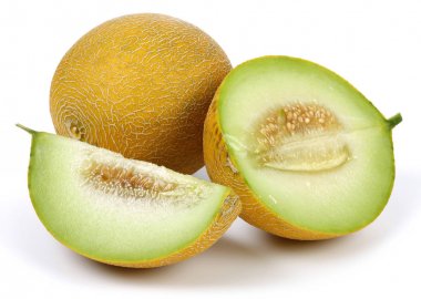 Bütün ve dilimlenmiş olgun kavun meyve izole