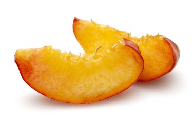 Taze şeftali dilimleri beyaz izole