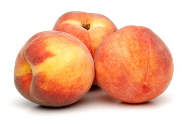 Beyaz üzerine izole edilmiş üç bütün şeftali