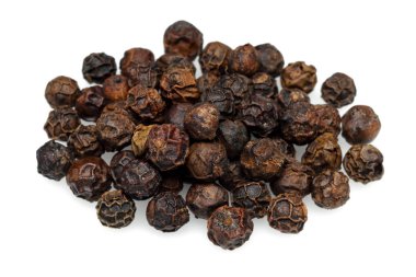 hoop van zwarte peperkorrels geïsoleerd op wit