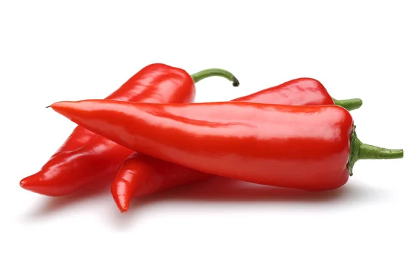 taze kırmızı biber üzerine beyaz izole