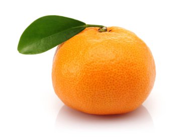 Yaprak izole ile tek taze mandalina