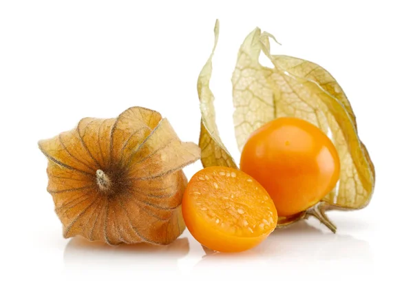 Physalis frutta o ciliegia invernale isolato su bianco — Foto Stock