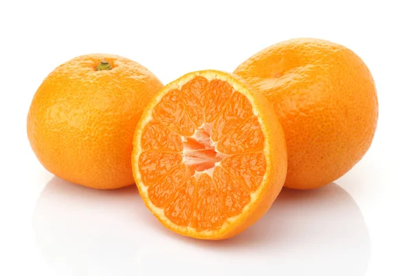 Ganze und halbe frische Mandarinen isoliert auf weiß — Stockfoto