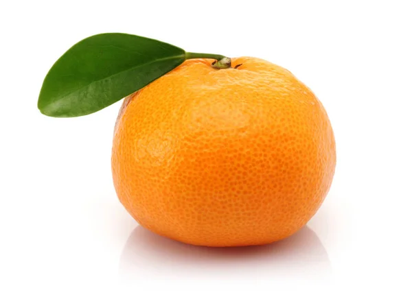 Single fresh tangerine with leaf isolated — Stock Photo, Image