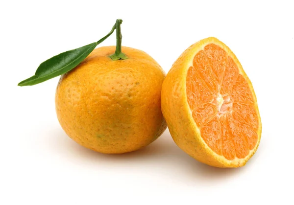 Hele en halve Tangerine met blad geïsoleerd — Stockfoto