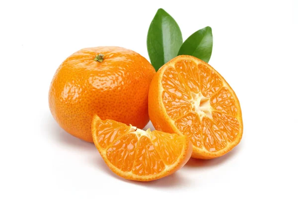 Verse Tangerine met blad en slice geïsoleerd op wit Stockafbeelding