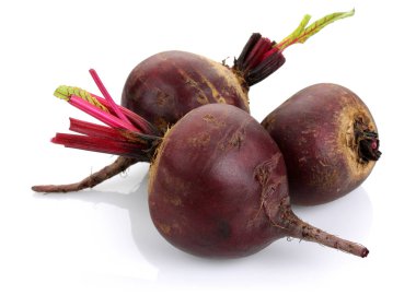 Taze kırmızı pancar beyaz izole