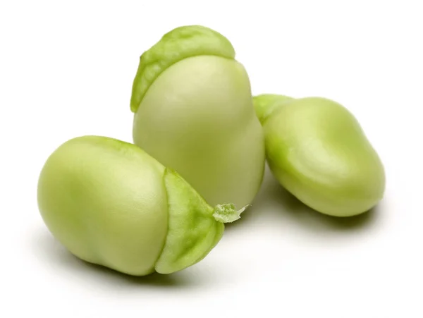 Färska gröna bondbönor isolerade på vitt — Stockfoto