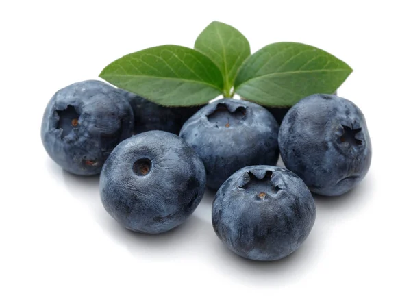 Frische Blaubeeren mit isolierten Blättern auf weißem Grund — Stockfoto