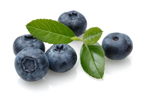 Frische Blaubeeren mit isolierten Blättern auf weißem Grund — Stockfoto