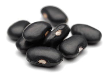 Beyaz üzerine izole siyah fasulye grubu
