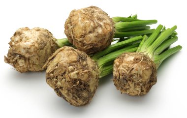 Taze kereviz kök kereviz sapı izole ile