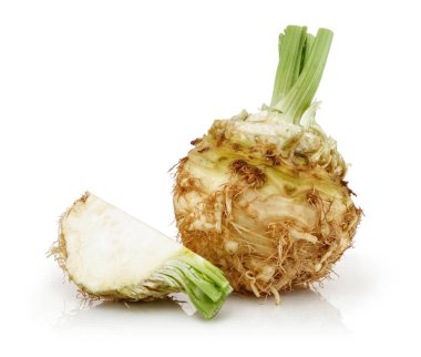 Dilim izole taze kereviz kökü