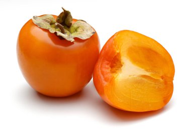 Bütün ve dilimlenmiş olgun hurma meyve izole