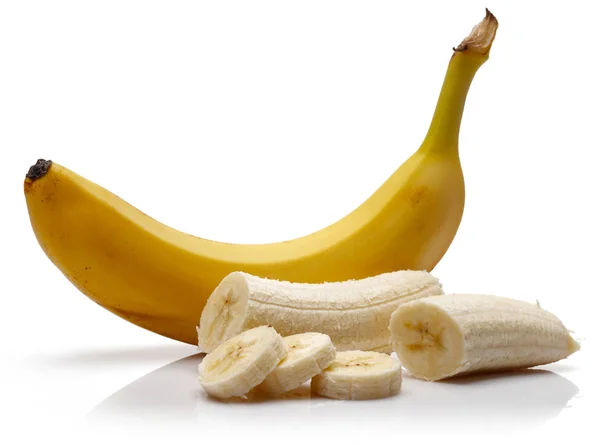 Zralý banán s plátky izolovanými na bílém — Stock fotografie