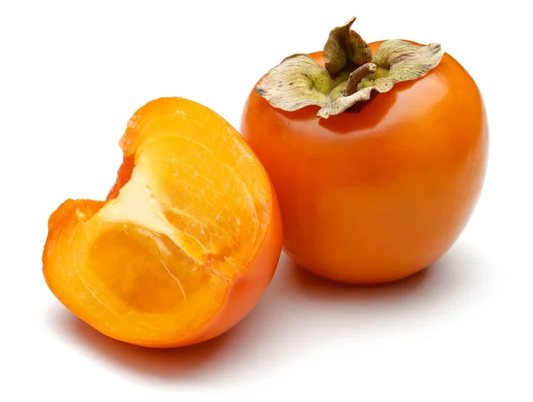 Frutos de caqui maduros inteiros e fatiados isolados — Fotografia de Stock