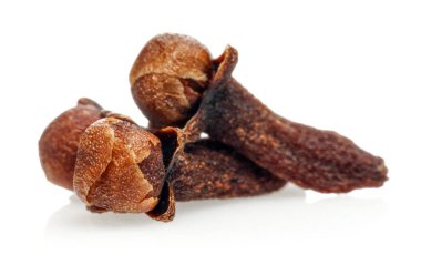 Kuru karanfil tomurcukları beyaz izole