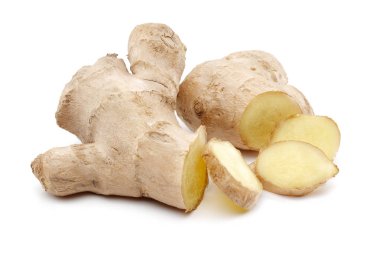 Beyaz izole dilimleri ile taze zencefil kökü