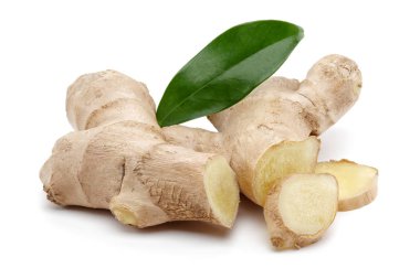 Dilimler ve yaprak izole taze zencefil kökü