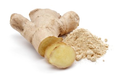 Dilimler ve toz izole taze zencefil kökü