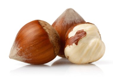 Bir grup fındık beyazda izole edilmiş.