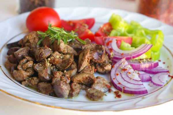 アルバニアの肝臓、調理された肝臓と野菜 — ストック写真