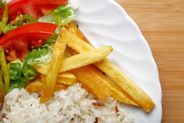 Patates kızartması, pirinç ile köfte bir tabak