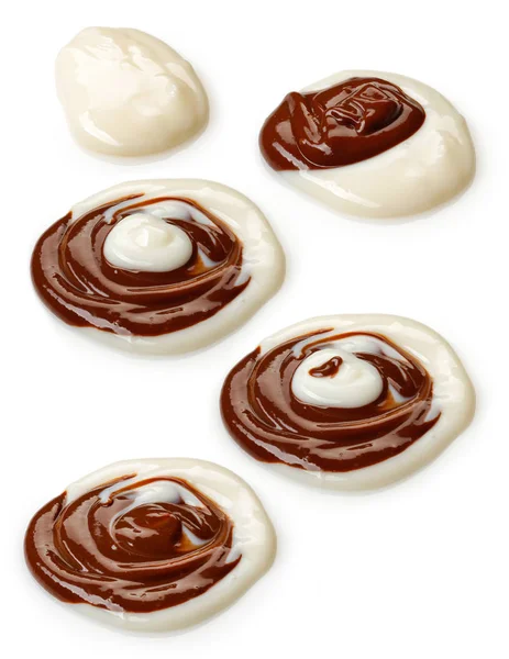 Çikolatalı puding üzerine beyaz izole