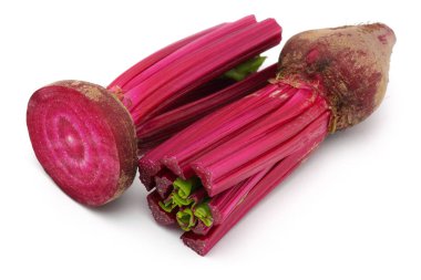 Taze kırmızı pancar beyaz izole