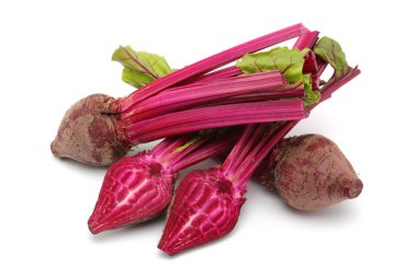 Taze kırmızı pancar beyaz izole