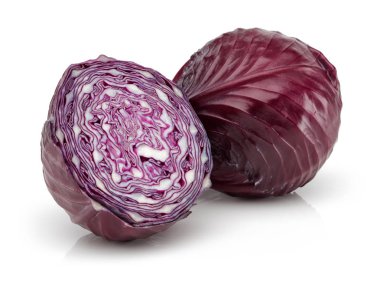 Dilimlenmiş taze kırmızı lahana izole