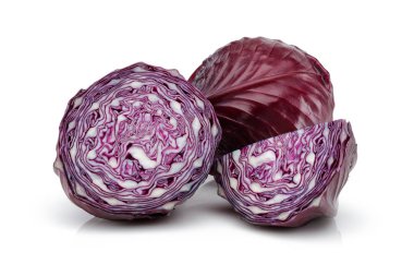 Dilimlenmiş taze kırmızı lahana izole