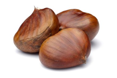 Kestaneler beyaz arkaplanda izole edilmiş