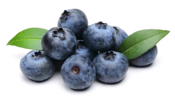 Frische Blaubeeren mit isolierten Blättern auf weißem Grund — Stockfoto