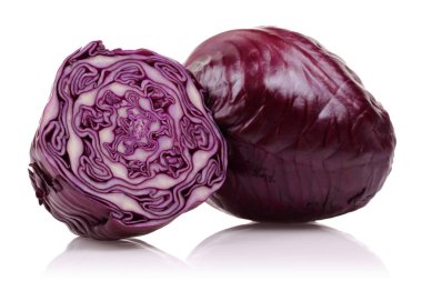 Dilimlenmiş taze kırmızı lahana izole