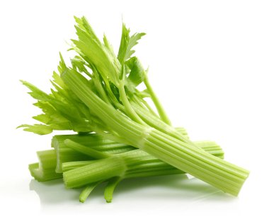 Taze kereviz sapları ve yaprakları beyaza izole edilmiş.