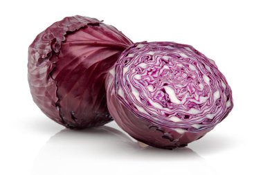 Dilimlenmiş taze kırmızı lahana izole