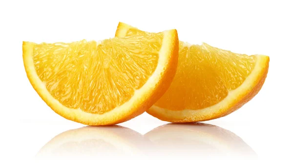 Verse oranje segmenten geïsoleerd op wit — Stockfoto
