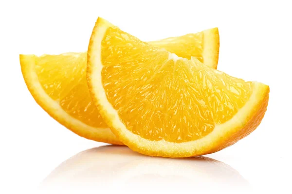 Verse oranje segmenten geïsoleerd op wit — Stockfoto