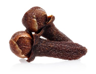 Kuru karanfil tomurcukları beyaz izole