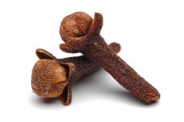 Kuru karanfil tomurcukları beyaz izole