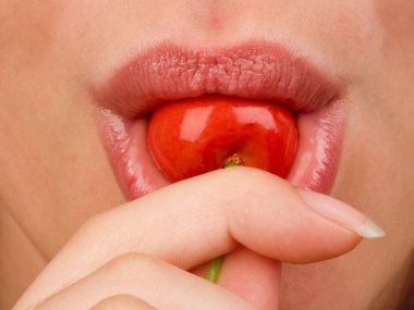 Taze kiraz ısıran kadın