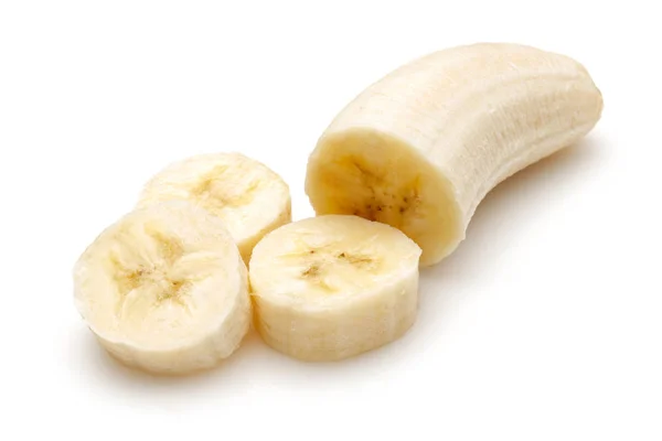 Loupané zralé banánové plátky izolované na bílém — Stock fotografie